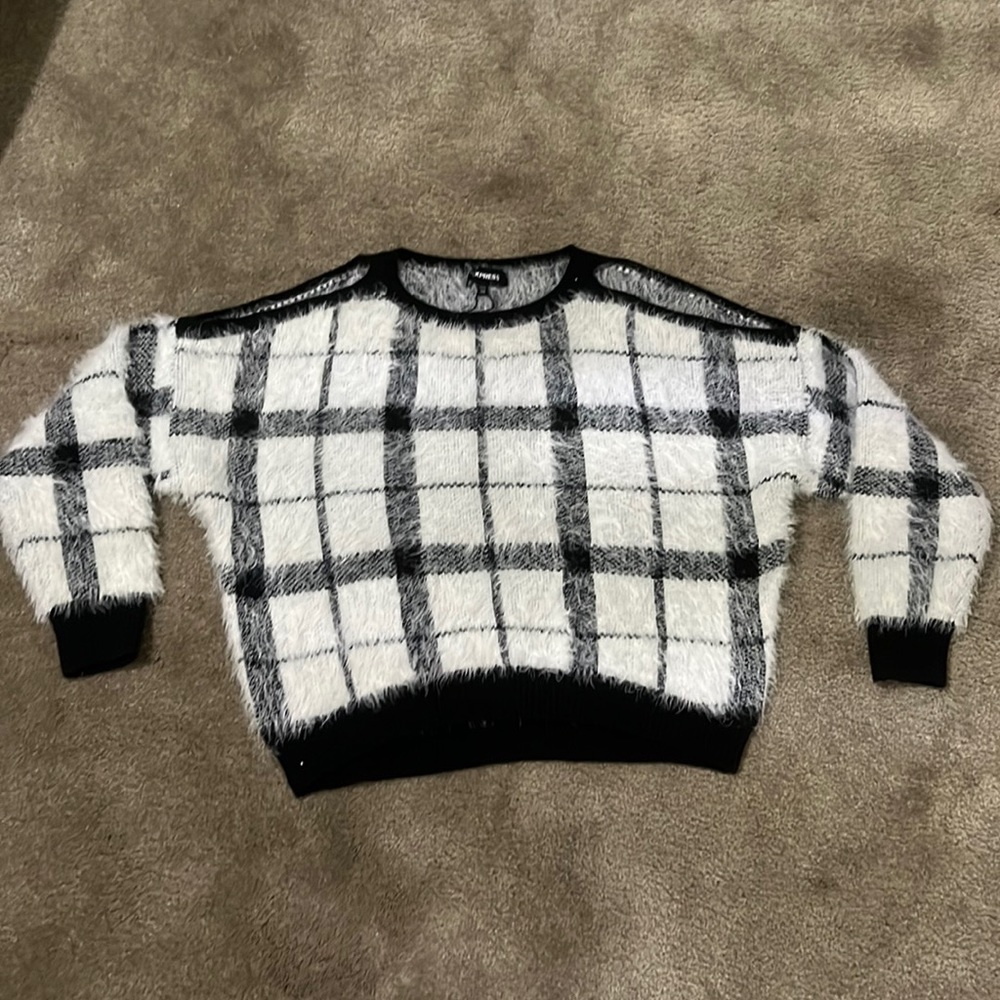 Women’s xxs express black and white sweater cold shoulder new no tags
